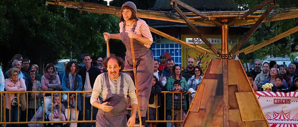 Espectáculo de circo y teatro de calle para público familiar Qué disparate de la compañía Cirko Psikario. Portada con escalera de equilibrio