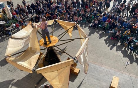 Foto del espectáculo de circo y teatro de calle ¿Qué disparate! de Cirko Psikario donde la payasas está montando la carpa